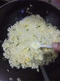 诱人的蛋炒饭做法图解8)