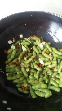 下酒菜辣炒毛豆做法图解5)