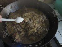 家常菜猪肉酸菜炖粉条做法图解14)