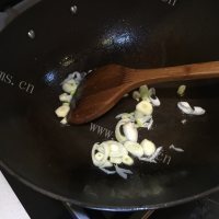 家常菜丝瓜炒香菇做法图解5)
