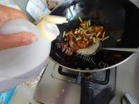 色味俱佳的蒜苗炒五花肉做法图解14)