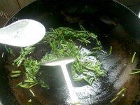 口感饱满的清炒水芹菜做法图解7)
