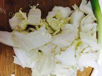 家常菜白菜炒肉做法图解1)