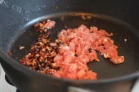 香菇卤肉面做法图解3)