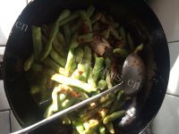 色泽不错的芸豆烧土豆做法图解7)