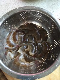 唇齿留香的蒜蓉蒸虾做法图解1)