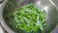 家常菜辣椒炒牛肉做法图解2)