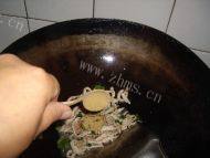 肉丝炒蕨菜做法图解7)
