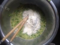 自制青椒鸡蛋饼做法图解3)