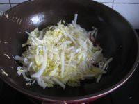 家常菜白菜炒豆片做法图解4)