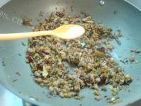 美味的腌菜炒肉做法图解12)