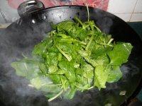 家常菜蒜蓉炒菠菜做法图解5)