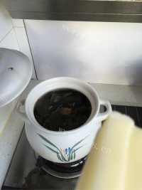 滋补的海带炖猪手排骨做法图解5)