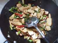 家常菜辣椒炒豆干做法图解3)
