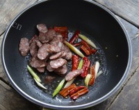 家常菜荷兰豆炒腊味做法图解7)