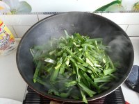 美味的韭菜炒蛏子做法图解8)