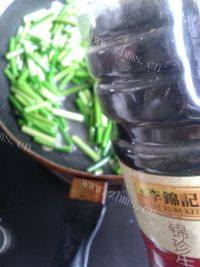 下饭的蒜苔炒肉丝做法图解7)