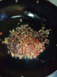 自己做的腊肠鸡蛋炒饭做法图解8)
