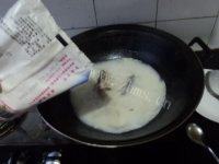 十分诱人的鲫鱼汤做法图解6)
