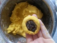 美味黑豆沙南瓜糯米饼做法图解4)