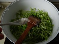 美味的包菜炒粉丝做法图解5)