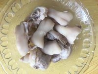 美味的黄豆猪蹄汤做法图解3)