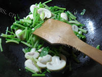 家常菜芹菜炒蘑菇