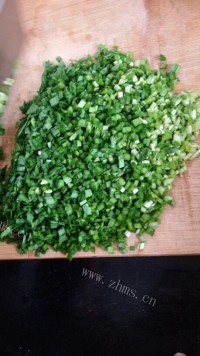 自制韭菜猪肉大馄饨做法图解3)