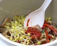 香气逼人的五花肉炒黄豆芽做法图解6)
