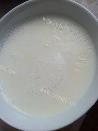 自制蓝莓双皮奶做法图解3)