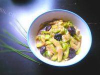 家常菜丝瓜炒香菇