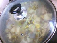 诱人的豆芽炖排骨做法图解9)
