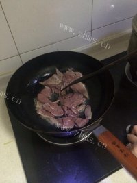 独特的蒜苗炒猪肝做法图解3)