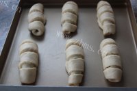 自制红豆面包卷做法图解7)