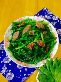 家常菜腊肠炒芥兰做法图解8)