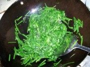 家常菜韭菜炒蛋皮做法图解3)