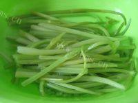 简单的芹菜鲜肉水饺做法图解2)
