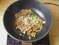 尖椒炒瘦肉做法图解4)