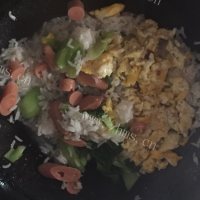 美味的火腿肠蛋炒饭做法图解8)