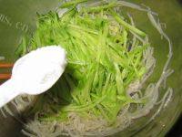 回味无穷的黄瓜拌金针菇做法图解7)