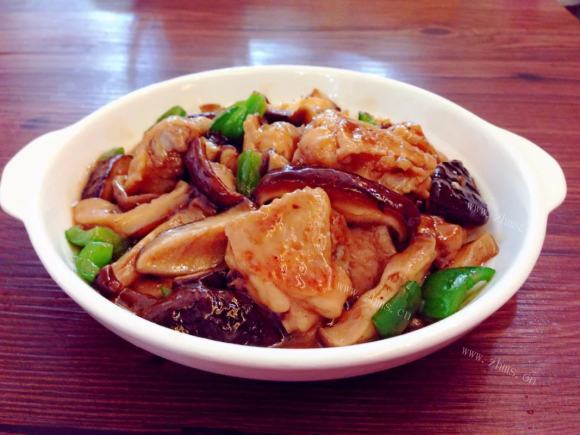 色香味俱全的香菇焖鸡翅