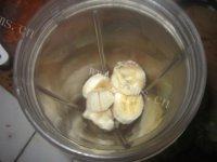 自制香蕉牛奶果汁做法图解5)