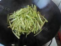 家常菜芹菜炒肉丝做法图解7)