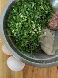 美味的鱼肉韭菜蛋做法图解1)