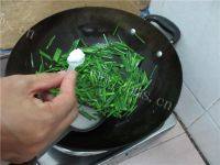 爱上韭菜花炒鸡蛋做法图解6)