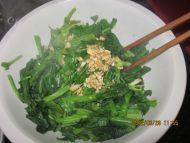味道十足的凉拌菠菜
