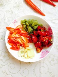 玉盘珍馐的泡椒牛蛙做法图解3)