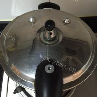营养丰富的红豆薏米粥做法图解4)