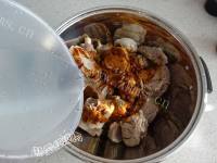 美味红焖带骨羊腿做法图解9)