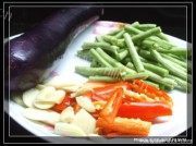 家常豆角烧茄子做法图解1)